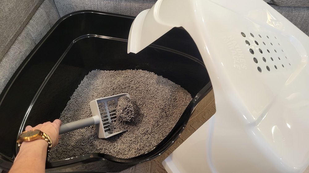 Nature’s Miracle Hooded Corner Litter Box